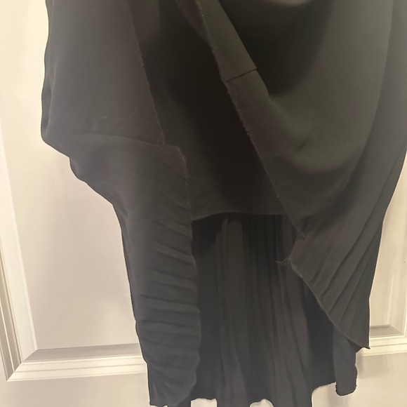 Black top with pleated back - Picture 4 of 4